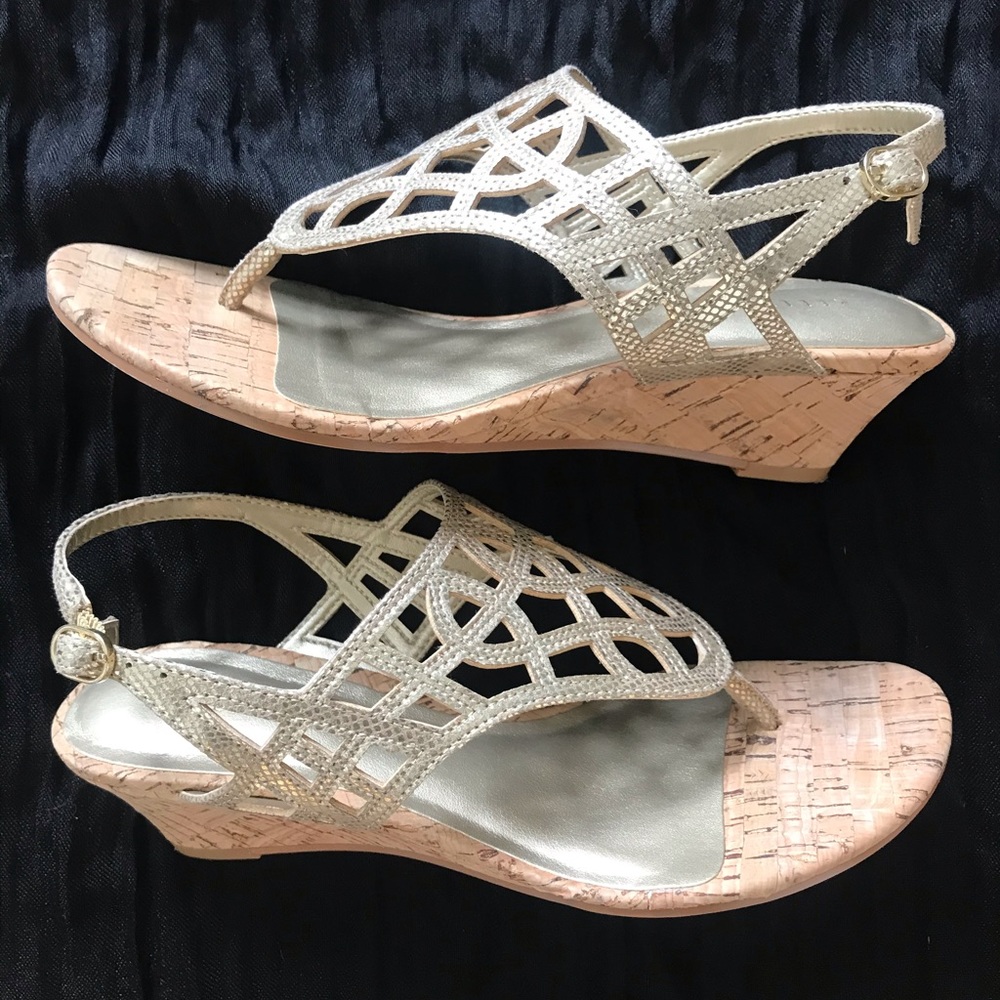 Kelly and Katie Gold Slingback Wedge Sandals 6M